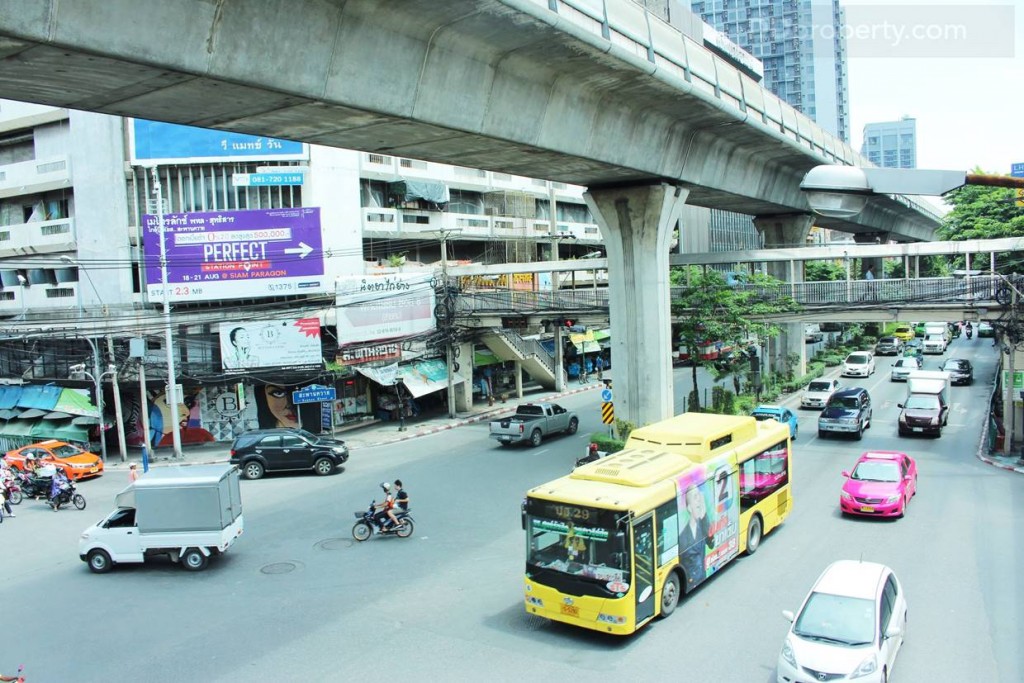 บริเวณแยกสะพานควายนี้จะอยู่เกือบกึ่งกลางระหว่างสถานีสะพานควาย และอารีย์