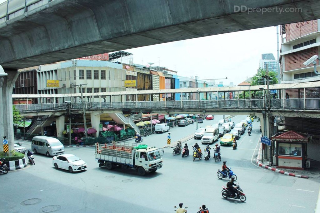 ทางนี้จะสามารถออกไปยังถนนวิภาวดีรังสิต หรือจะตรงไปออกไปยังแยกสุทธิสาร - รัชดาภิเษกได้