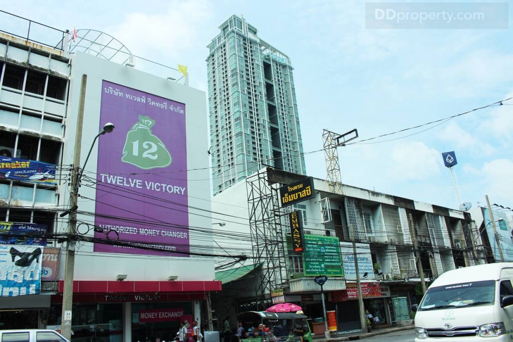 บริเวณซอยประดิพัทธ์ 20 จะเป็นฝั่งตรงข้ามกับที่ตั้งของโครงการ