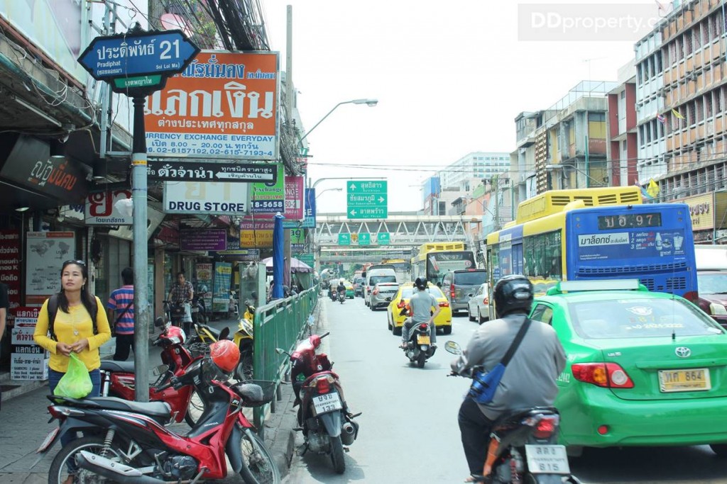 บริเวณปากซอยประดิพัทธ์ 21 ซึ่งเป็นที่ตั้งของโครงการ