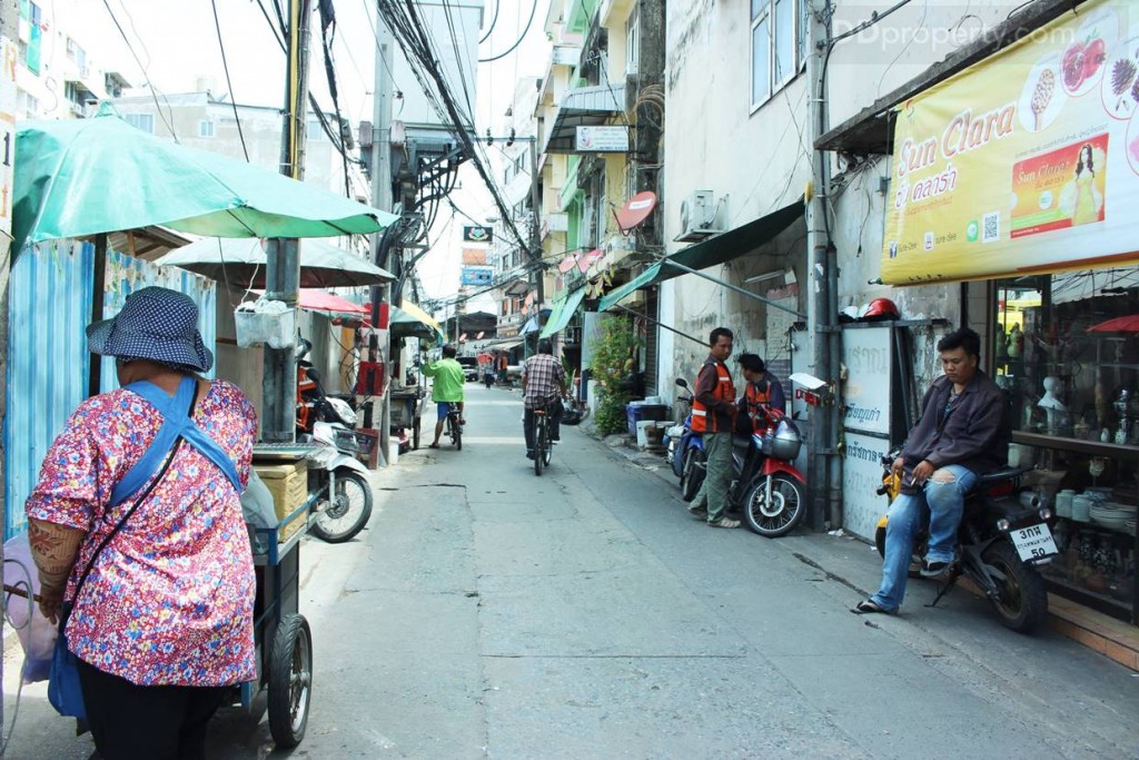 ภายในซอยประดิพัทธ์ 21 ที่มีทั้งร้านค้า ร้านอาหาร โต๊ะสนุ๊ก คอนโดฯ เก่า และเซอร์วิส อพาร์ทเม้นท์
