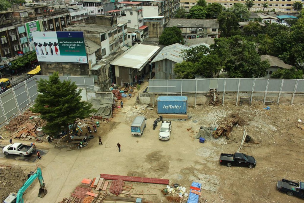แปลงที่ดินเป็นรูปตัว U โดยมีคอนโดฯ Diamond Park อยู่ติดกับโครงบริเวณซอยประดิพัทธ์ 21 แต่ด้วยความสูง 8 ชั้นก็น่าจะไม่เป็นปัญหาเรื่องการบล็อกวิว