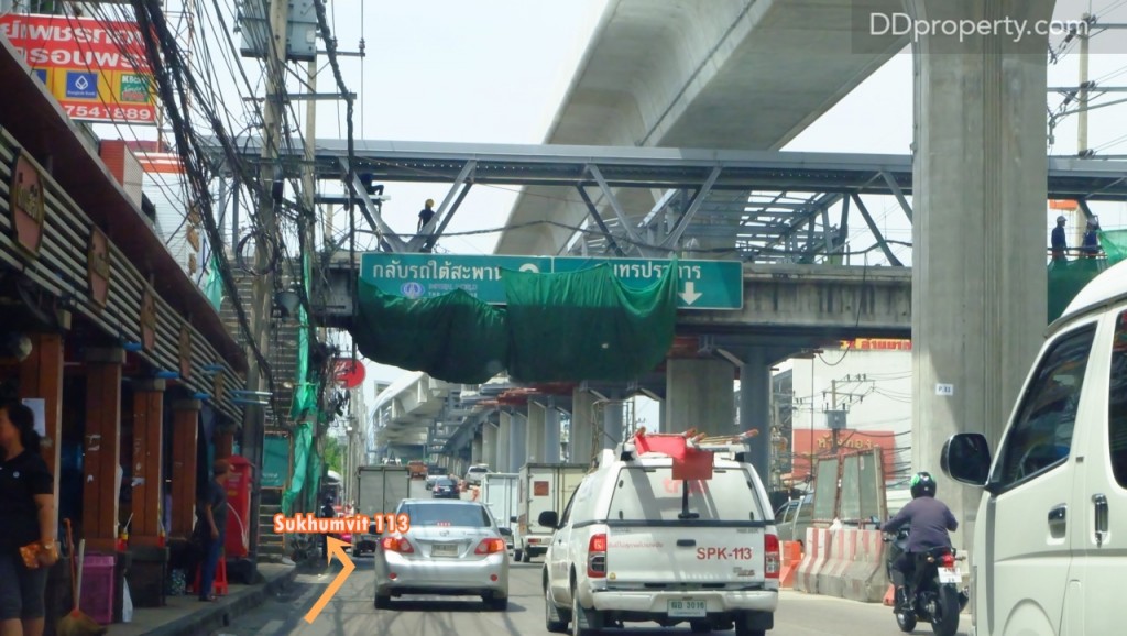เมื่อเลยมาซอยสุขุมวิท 113 จะอยู่ซ้ายมือก่อนขึ้นสะพาน (ระวังอย่าเลยไปขึ้นสะพาน)