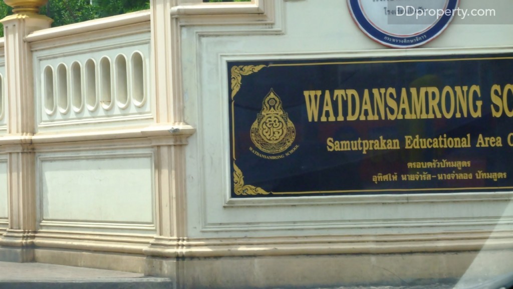 ขับเลยวัดสำโรงที่อยู่ทางฝั่งขวามือ