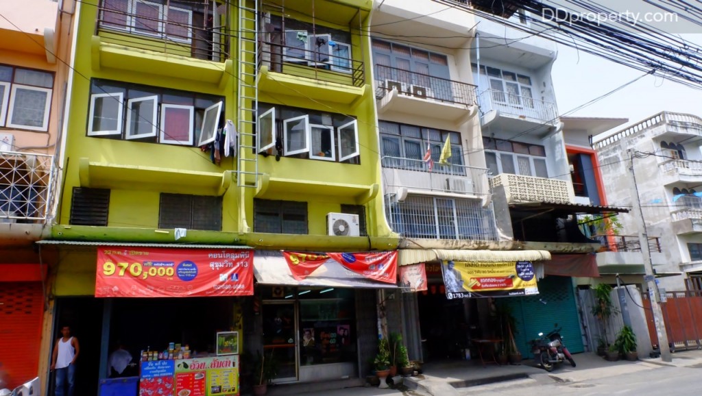 ฝั่งตรงข้ามโครงการเป็นอาคารพาณิชย์และอาคารอยู่อาศัย 4 ชั้น มีทั้งร้านอาหารตามสั่งและซาลอน