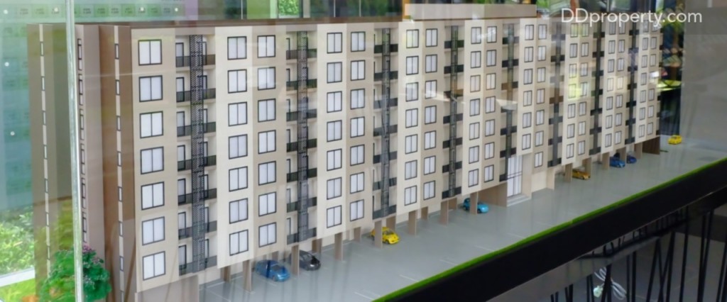 ฝั่งตะวันออกของตัวอาคารพื้นที่ด้านล่างคือลานจอดรถของอาคาร