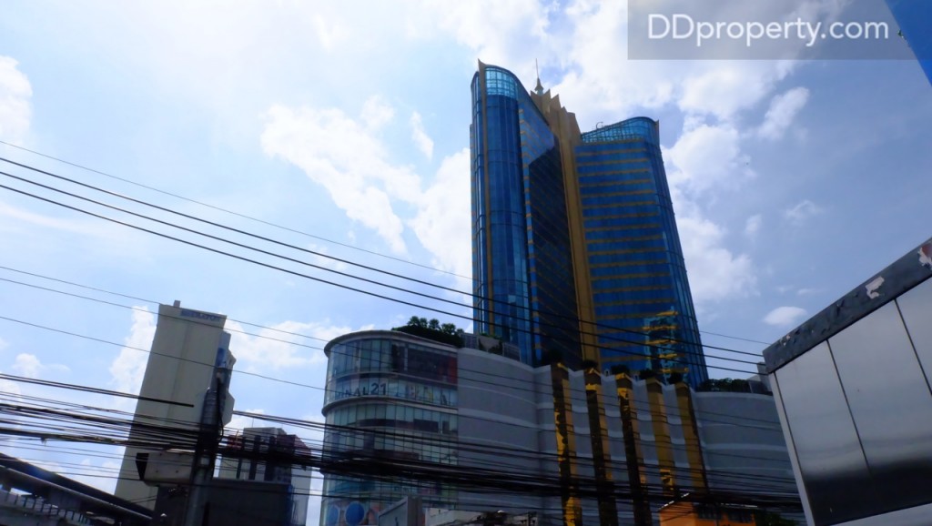 เมื่อขึ้นมาจะพบว่า Terminal 21 อยู่ฝั่งตรงข้าม