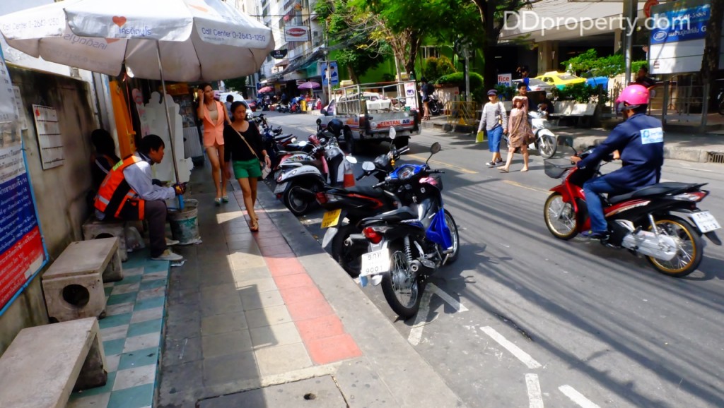 ปากซอยสุขุมวิท 23 มีบริการพี่วินค่าบริการประมาณ 20 บาท