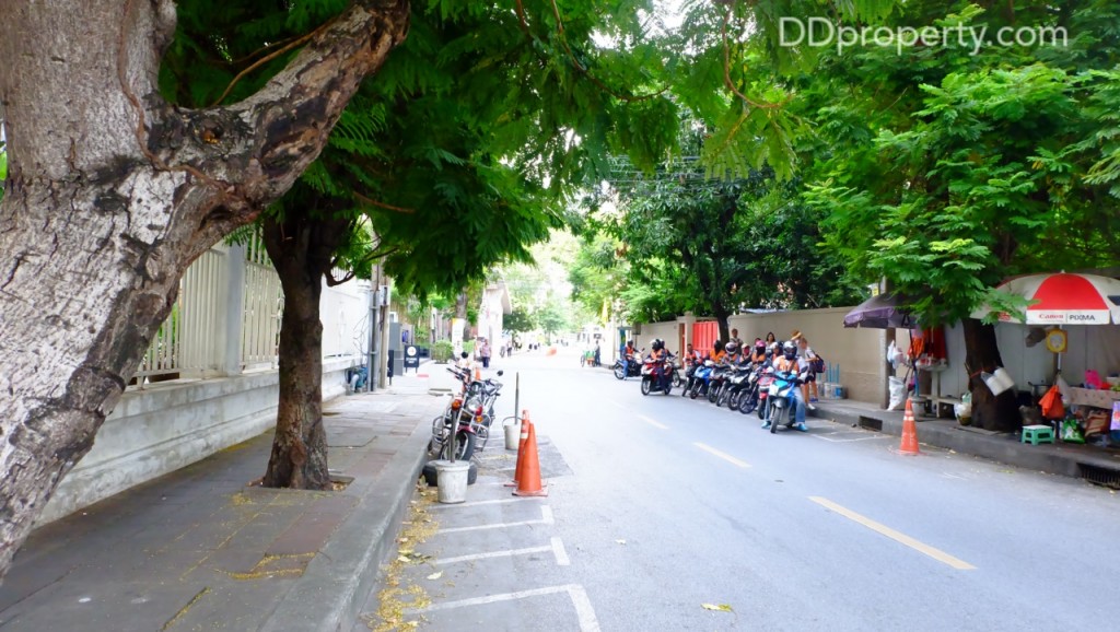 ด้านหน้าโครงการจะมีพี่วินคอยให้บริการ ด้านในคือตำแหน่งที่ตั้งของมหาวิทยาลัยศรีนครินทรวิโรฒ