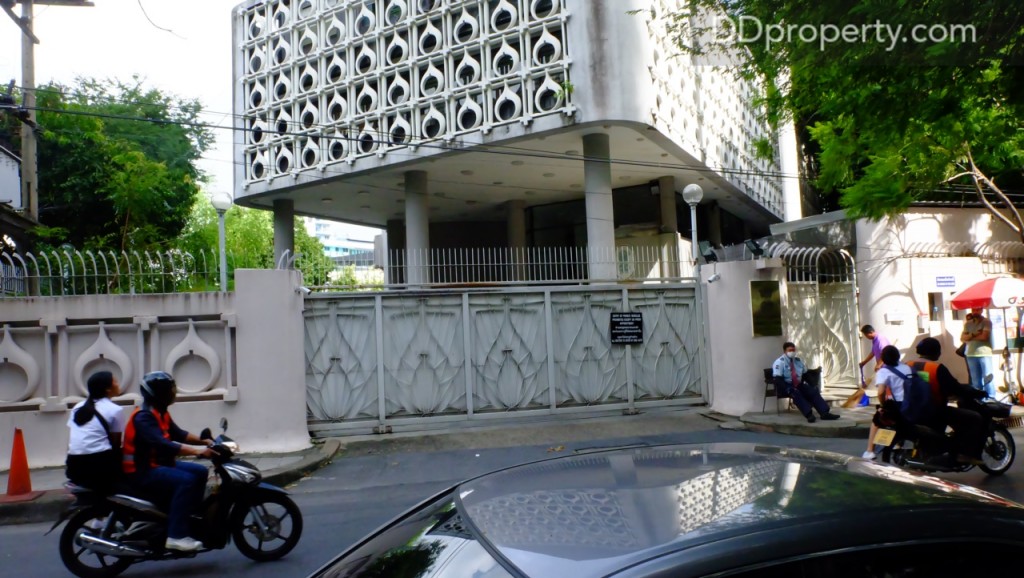 ให้เลยสถานฑูตอินเดียที่อยู่ฝั่งขวามือ