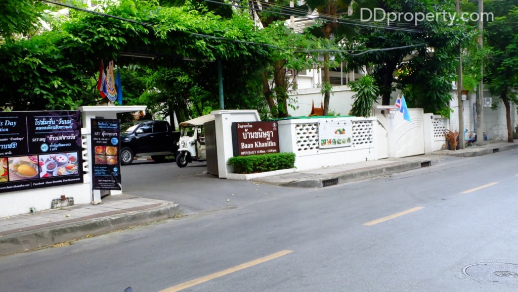 ร้านอาหารบ้านขนิษฐาที่อยู่ห่างจากโครงการประมาณ 50 เมตร