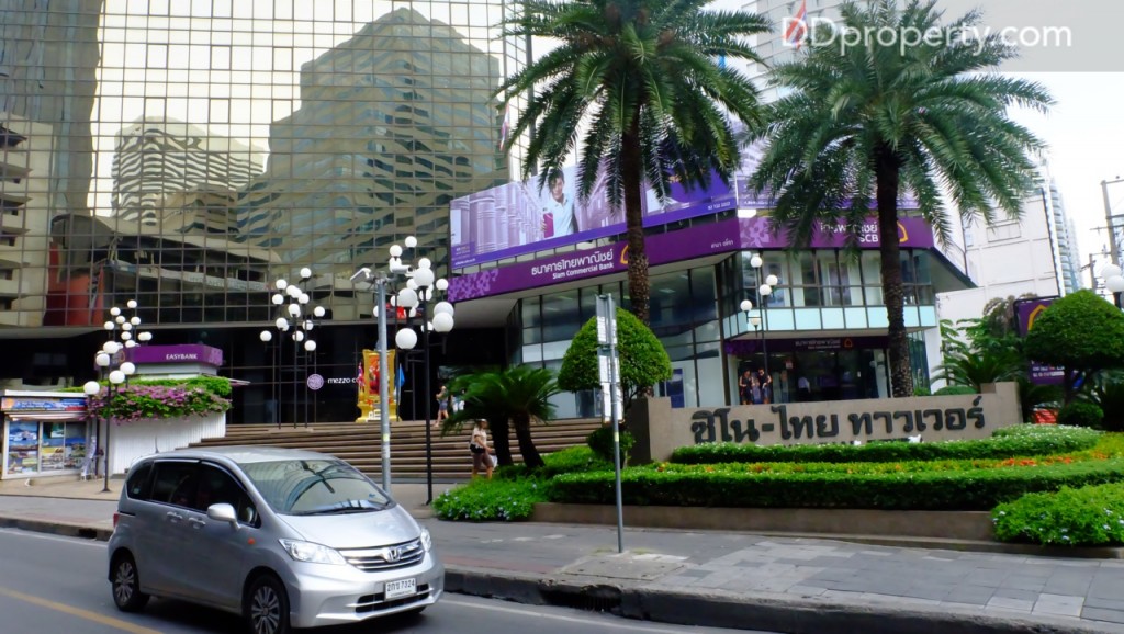 ปากซอยทางลัดนี้คืออาคารชิโนไทยโดยจุดสีงเกตคือธนาคารไทยพาณิชย์ด้านล่าง