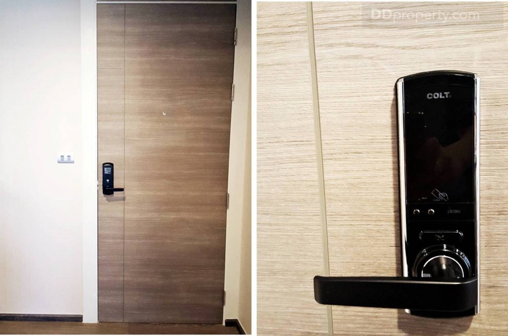 ประตูทางเข้าห้องเป็นบาน HDF แบบโอเวอร์ ปิดผิวด้วยลามิเนตลายไม้ เข้า-ออกด้วยระบบ Digital Door Lock ยี่ห้อ COLT เหมือนกันทุกห้อง