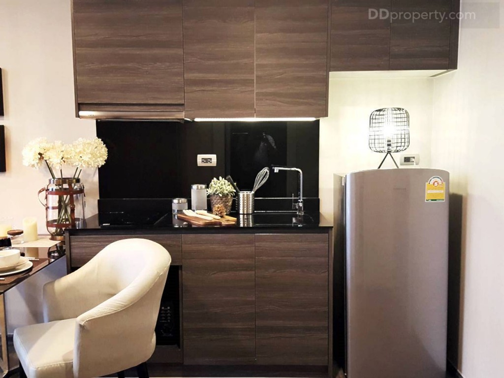 ห้องแบบ 1 ห้องนอน Type B2 จะมีครัวอยู่บริเวณด้านหน้า เป็นครัวเปิด มีบิลท์อินมาให้เหมือนกับห้องตัวอย่าง เคาน์เตอร์ครัวมีความยาว 1.5 เมตร พร้อมช่องสำหรับวางตู้เย็น มีอ่างล้างจาน เครื่องดูดควัน และเตาไฟฟ้ามาให้