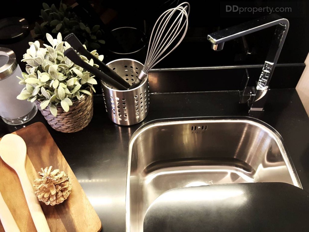 เคาน์เตอร์ครัวเป็นโครงไม้ปิดผิวด้วยเมลามีน มีอ่างล้างจานแบบมีที่ปิด