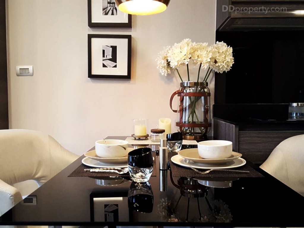 ถัดมาจากห้องครัวก็จะเป็นโต๊ะทานอาหาร ขนาด 2 – 4 คน มาให้ ซึ่งก็เป็นแบบเดียวกับที่ให้มากับห้องจริง ส่วนเก้าอี้ อาจไม่เหมือนกันกับห้องจริง แต่มีความใกล้เคียงกันอยู่