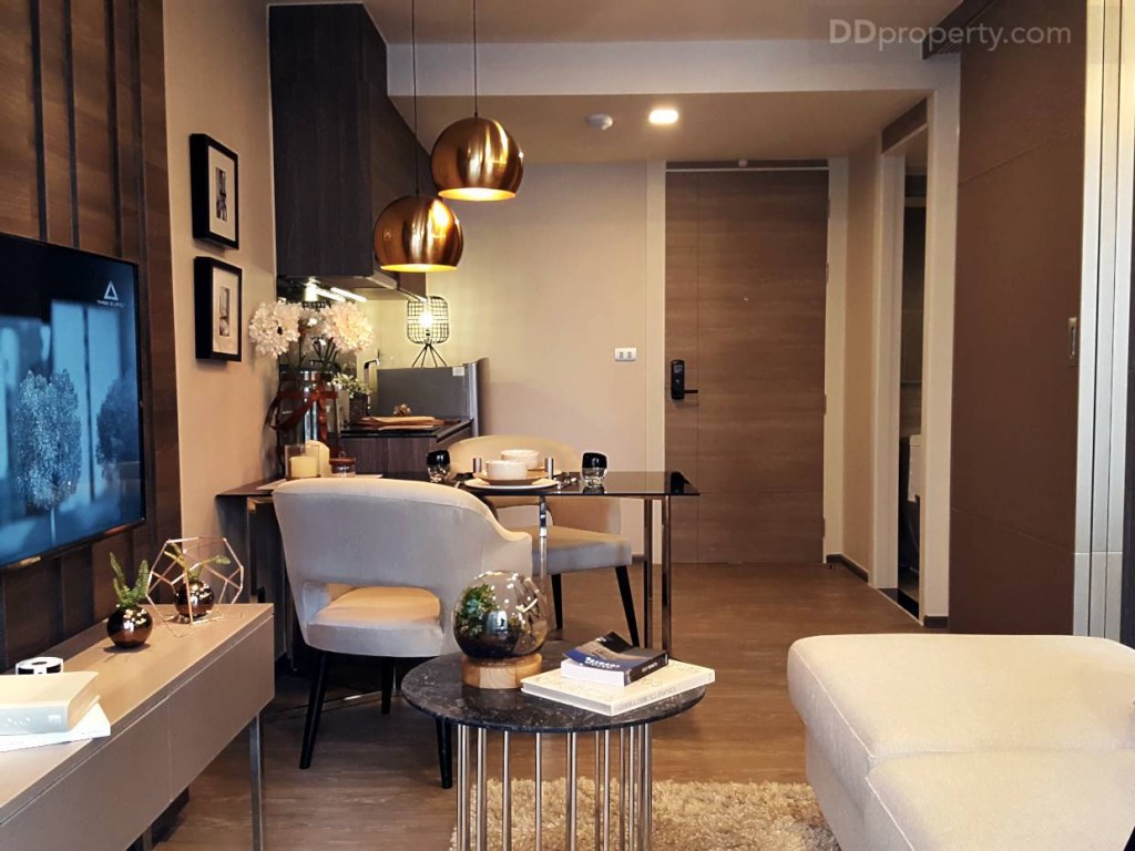 มุมมองจากทางด้านในจะเห็นได้ว่าเมื่อเข้าประตูมาซ้ายมือจะเป็นพื้นที่ครัว ขวามือจะเป็นห้องน้ำบริเวณเพดานห้องครัวมรการดร็อปฝ้าลงมาเพื่อวางระบบไฟฟ้า