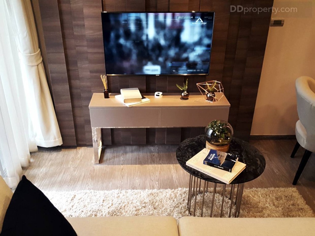 ห้องนั่งเล่น พื้นที่ประมาณ 2 x 2.8 เมตร โดยประมาณ