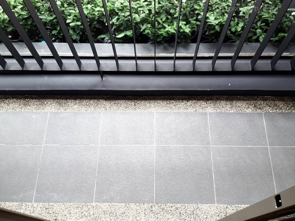 ระเบียงขนาด1 x 2 เมตร ปูด้วยกระเบื้องเซรามิก ผิวหยาบรอบๆ เป็นทรายล้างกันลื่น