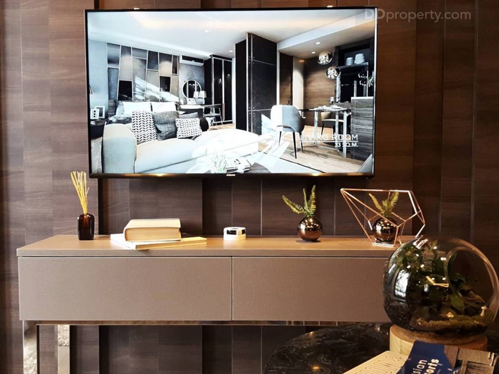 ชั้นวางทีวีที่มีมาให้ขนาด 0.25 x 1.5 เมตร โดยประมาณ ซึ่งห้องจริงก็มีมาให้เช่นกัน แต่ผนังห้องจะไม่มีการตกแต่งจะเห็นเป็นแบบสีขาวฉาบเรียบ