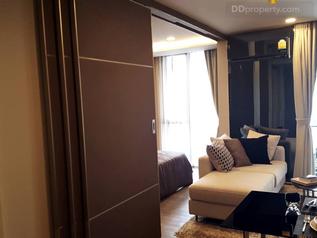 ด้วยพาทิชั่นกั้นห้องแบบเลื่อน 3 ตอน จะช่วยให้เวลาเปิดทำให้ห้องดูกว้างขึ้น ทางโครงการเลือกใช้พาทิชั่นอย่างดี มีน้ำหนัก แข็งแรงดี แต่ผู้หญิงอาจจะต้องใช้แรงนิดหน่อยเพราะทางโครงการตั้งใจให้ดูเหมือนกับกำแพงห้องที่มีความแข็งแรงทนทาน