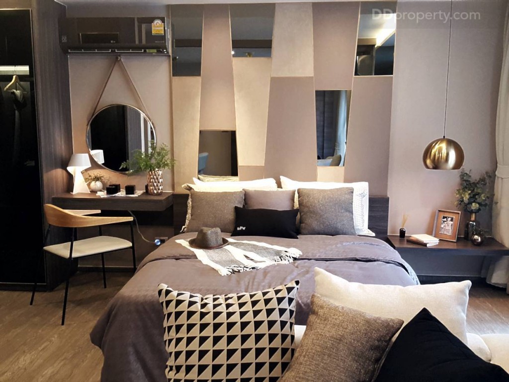 มุมมองภายในห้องนอนใหญ่ จากห้องตัวอย่างเลือกใช้เตียงขนาด 6 ฟุต ซึ่งเหมือนกับห้องจริงๆ ซึ่งก็ยังมีพื้นที่ด้านข้างเหลือๆ ไว้ใช้งาน