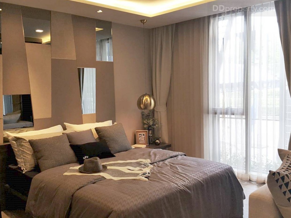 ภายในห้องตัวอย่างมีการดร็อปฝ้า ห้องจริงก็มีให้เช่นกัน ส่วนห้องนอนจะมีเพียงกระจกบานกระทุ้ง ไม่มีระเบียงด้านนอก ผนังห้องเป็นสีขาวฉาบเรียบไม่มีการตกแต่งใดๆ