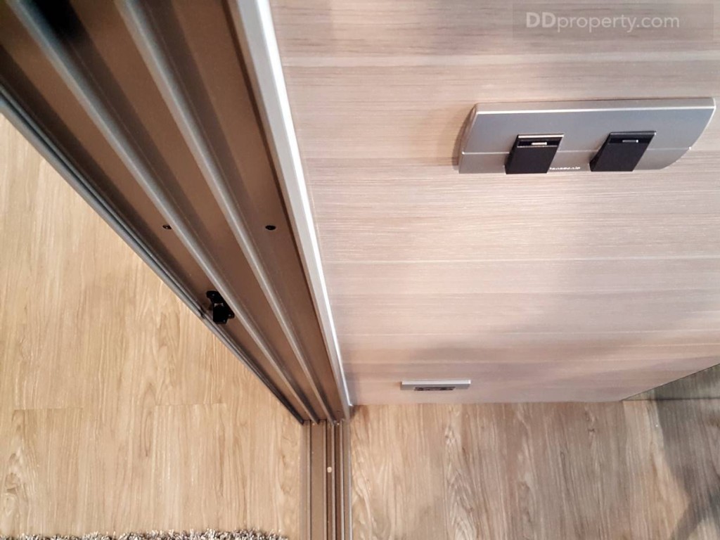 พื้นห้องเป็นกระเบื้องยางลายไม้ ส่วนผนังห้องเป็นวอลล์เปเปอร์ลายไม้