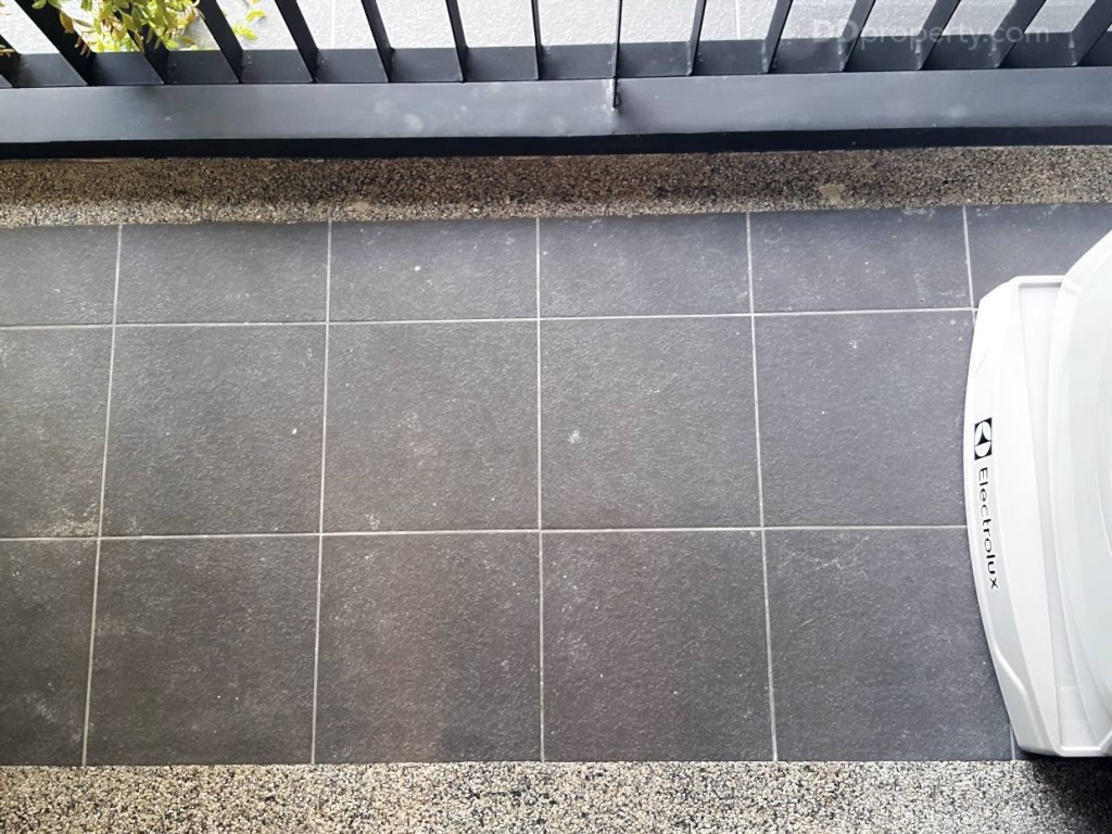 พื้นที่ระเบียงค่อนข้างกว้างขนาด 1 x 2 เมตร ปูด้วยกระเบื้องเซรามิก ผิวหยาบรอบๆ เป็นทรายล้าง