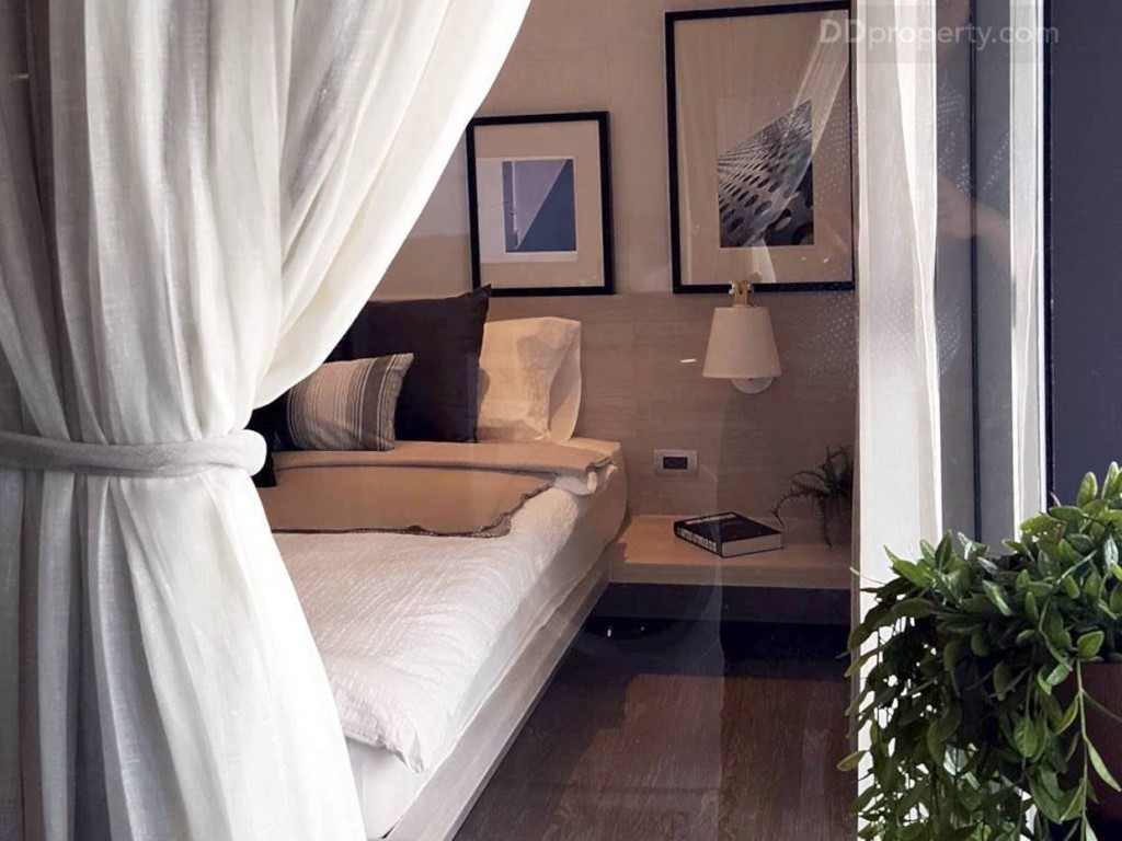 มองไปทางด้านซ้ายของระเบียงจะเป็นกระจกเข้ามุมมองเห็นห้องนอน