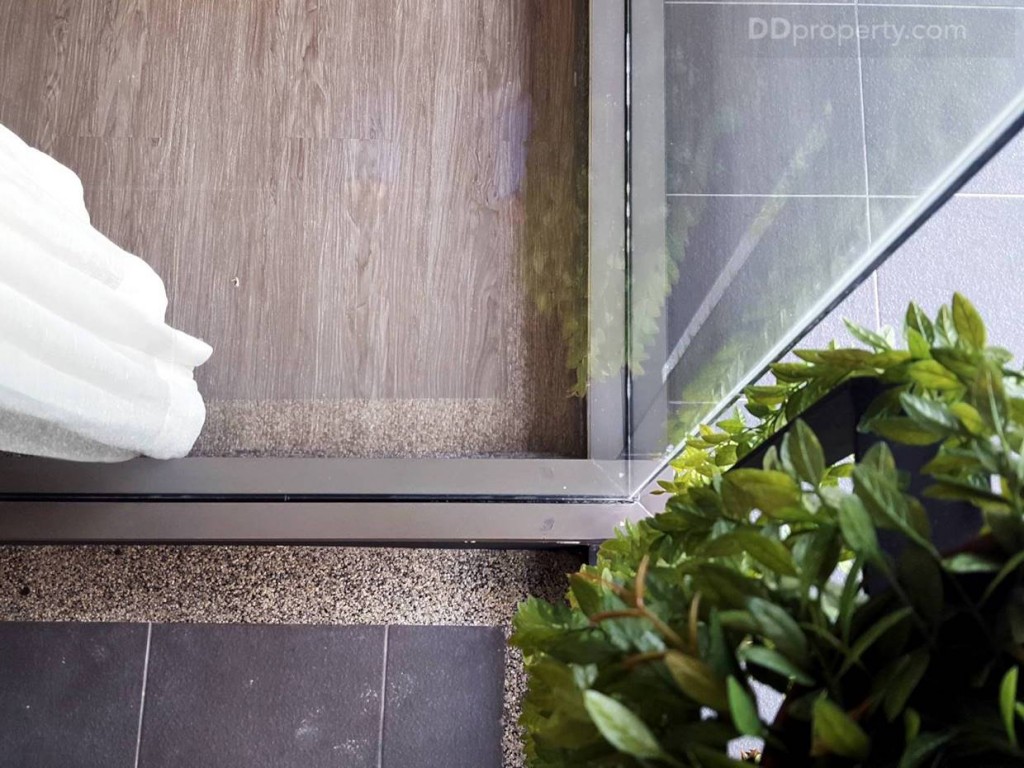 ทางโครงการใช้กระจกเข้ามุมเพื่อให้เปิดรับแสงเข้ามายังในห้องนอน และเปิดมุมมองภายในห้องนอนให้เห็นวิวด้านนอกซึ่งถือเป็นการออกแบบเพื่อเพิ่มความหรูหราให้กับห้องเป็นอย่างดี