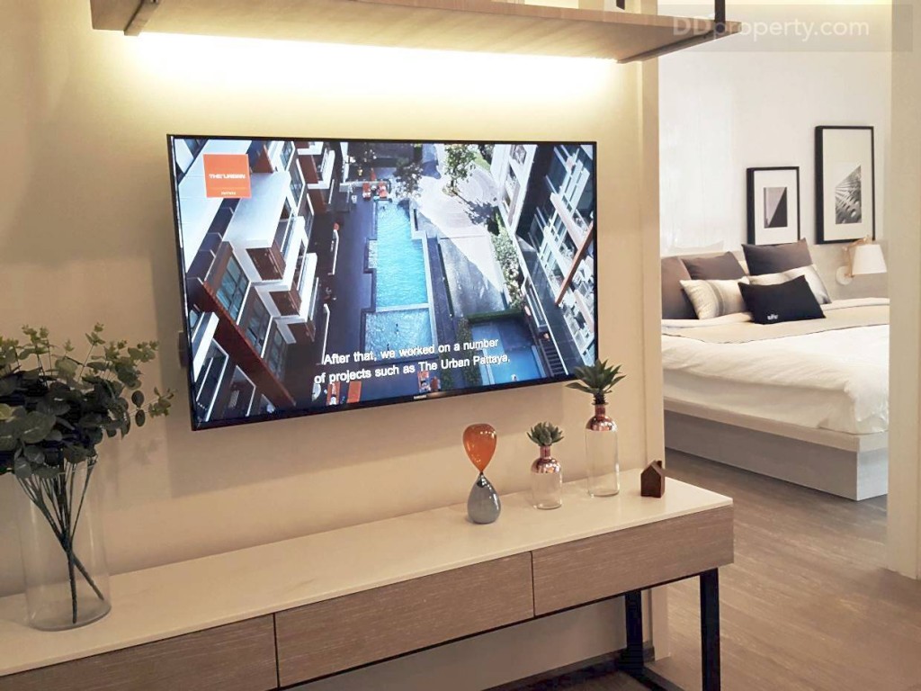 กลับมาภายในห้องพื้นที่ด้านหลังของห้องครัวจะเป็นห้องนอน และพื้นที่หลัง ชั้นวางทีวีจะเป็นห้องน้ำ ซึ่งมีปะตูอยู่ด้านในของห้องนอน