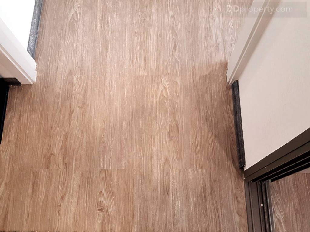 พื้นทั้งห้องปูด้วยกระเบื้องยางลายไม้ หนา 8 มม.