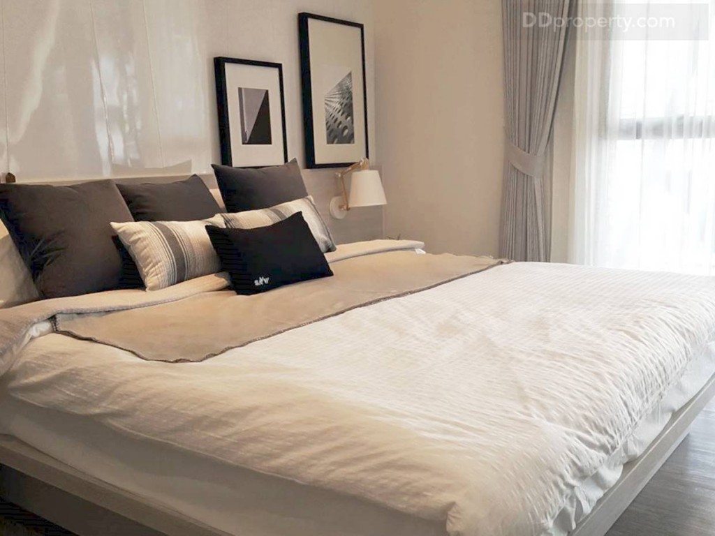 มุมมองภายในห้องนอน ห้องตัวอย่างใช้เตียงขนาด 5 ฟุต ซึ่งห้องจริงก็ได้แบบนี้เช่นกัน