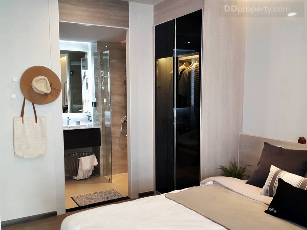 พื้นที่ด้านข้างของเตียงจะเป็นตู้เสื้อผ้าบิลท์อินปิดด้วยกระจกสีดำตัดแสง และห้องน้ำภายในตัว