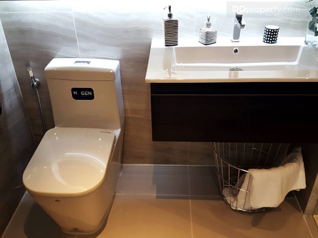 สุขภัณฑ์ เป็นของ MOGEN อ่างล้างหน้าเป็นของ Aquaflex ผนังเป็นกระเบื้องแกรนิตโต้ลายหิน กระจกห้องน้ำได้เต็มแผงแบบนี้เลยแต่จะไม่มี LED ด้านหลังมาให้