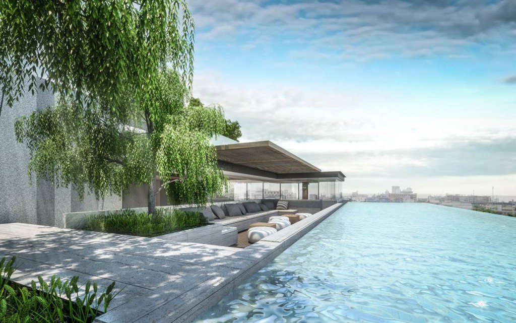 สระว่ายน้ำภายในโครงการเป็นแบบ Infinity Edge Pool ระบบเกลือ ขนาด 13 x 3.8 เมตร พร้อมสวนหย่อมลอยฟ้า