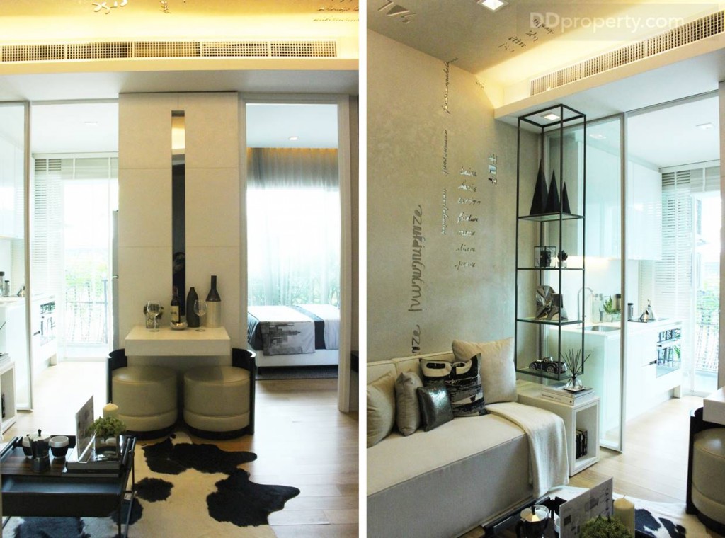 มุมมองภายในห้องนั่งเล่น เพดานสูง 2.9 เมตร พื้นห้องที่โครงการให้มาเป็น Engineering wood ลายไม้ หนา 14 ซ.ม. หนากว่าในตลาด 2 ม.ม. แอร์เป็นแบบฝังผนัง