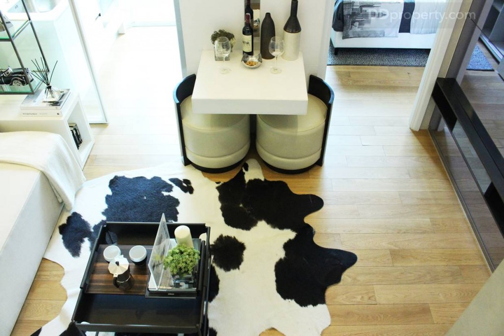 พื้นที่ภายในห้องนั่งเล่นประมาณ 2.2 x 3 เมตร อยู่บริเวณด้านหน้าทางเข้า