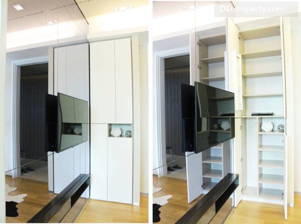 พื้นที่ด้านหน้าบริเวณชั้นวางที่วีจะมีการบิวท์อินตูเก็บของไว้ให้ ส่วนผนังห้องจะเป็นสีขาวฉาบเรียบ ส่วนผนังของห้องตัวอย่างเป็นการตกแต่งเพื่อเป็นแนวทางเท่านั้นห้องจริงไม่ได้มีมาให้