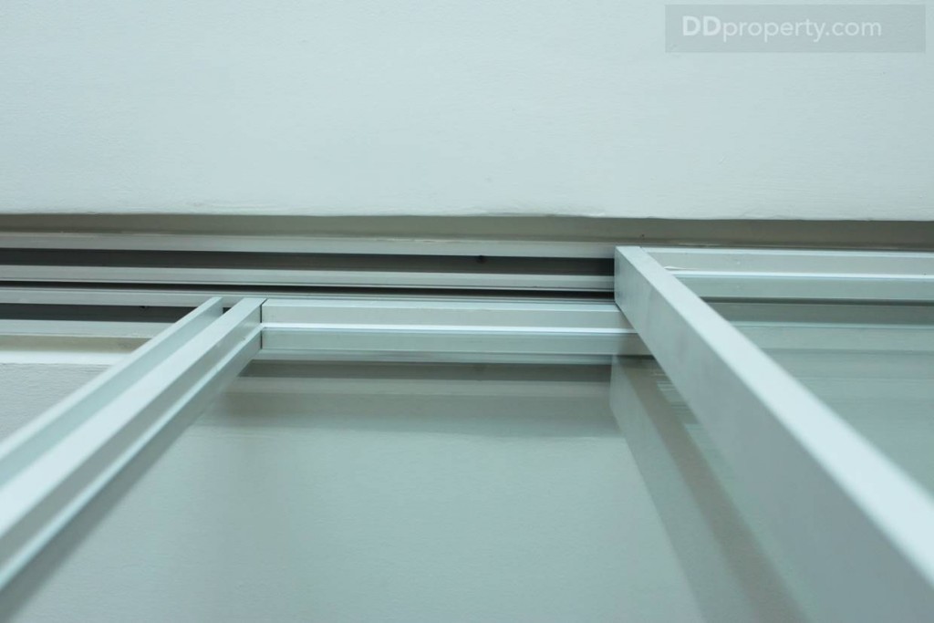 ครัวที่นี่ให้แบบครัวปิดมีบานเลื่อนพร้อมกระจกใส่กั้นเรียบร้อย เฟรมอลูมิเนียมสีขาว