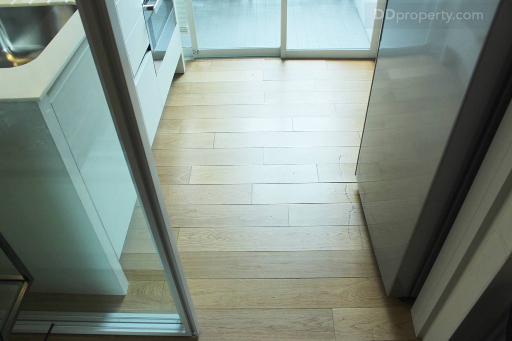 พื้นที่ทางเดินภายในห้องครัวประมาณ 1 เมตรกำลังพอดี ฝั่งซ้ายมือจะเป็นชุดครัว ด้านขวาจะเป็นที่วางตู้เย็น ซึ่งตู้เย้นห้องจริงไม่ได้ให้มา