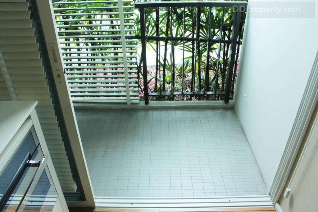 ระเบียงขนาด 1x2 เมตรโดยประมาณ พื้นระเบียงปูกระเบื้อง ขนาด 30 x 60 ซม.
