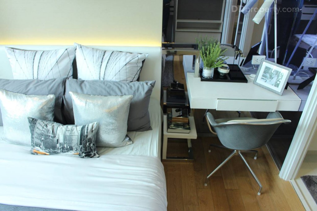 พื้นที่ด้านข้างเตียงกว้างประมาณ 0.5 เมตร โต๊ะแต่งหน้าบิวท์อินเข้ามุม