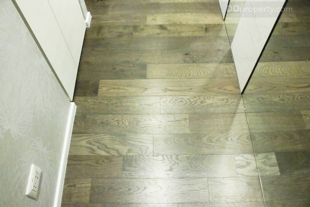 พื้นที่โถงทางเดินด้านหน้าขนาด 0.8 เมตร โดยประมาณ พื้นห้องปูพื้นไม้ Engineered Wood หนา 14 ม.ม. โดยทุกยูนิตจะได้เป็นประตูวัสดุไม้ Hollow core  กรุลามิเนต โชว์ผิวทั้ง 2 ด้าน ระบบ Digital Door Lock (ยังไม่ระบุยี่ห้อ)