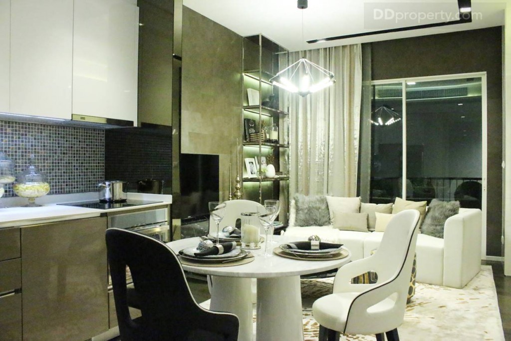 ถัดเข้ามาด้านในเป็นครัวเปิด วางโต๊ะทานอาหารทรงกลม ขนาด 2 ที่นั่ง