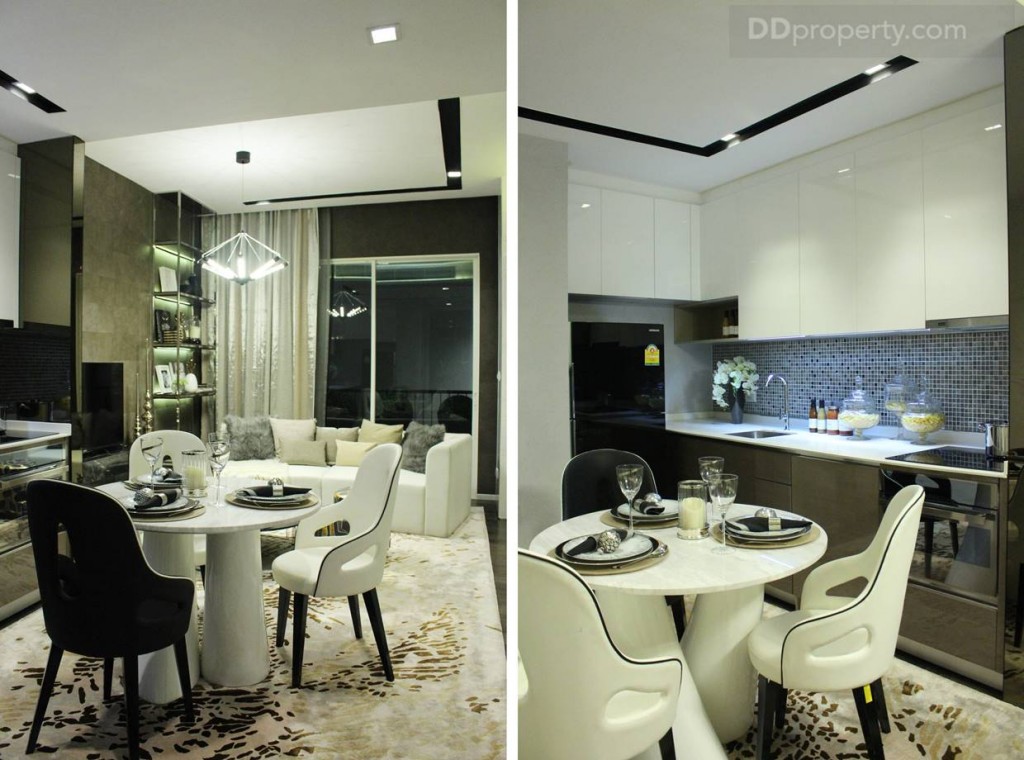 เพดานห้องเล่นระดับส่วนด้านหน้าสูง 2.6 เมตร เนื่องจากวางระบบไฟบริเวณทางเข้า ส่วนห้องโถงจะสูง 2.9 เมตรงานฝ้าเพดาน ห้องและห้องครัว  ใช้ยิปซั่มบอร์ดฉาบเรียบทาสี โครงเคร่าเหล็กชุบสังกะสี