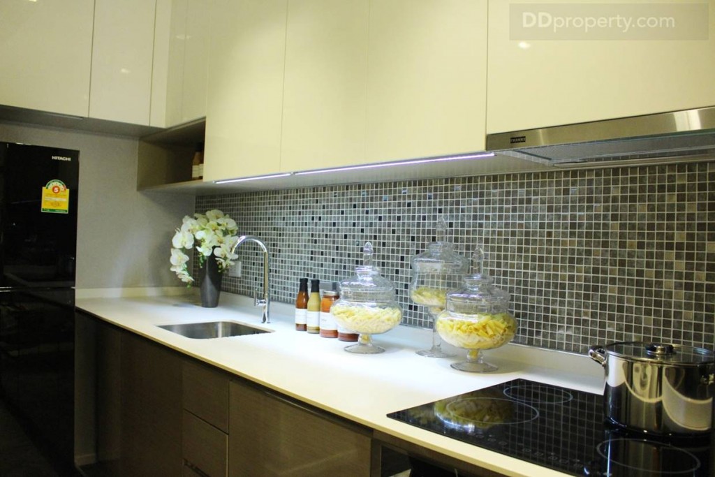 ครัวเป็นแบบครัวเปิดเหมาะสำหรับทำเมนูเบาๆ เคาร์เตอร์ครัวบิวท์อินท์เป็นแนวยาวเข้ามุม หน้าบานHighPressure Laminate/ Higross/ veneer Higross* พร้อม ลิ้นชัก / บานประตูเป็นแบบ Soft-close