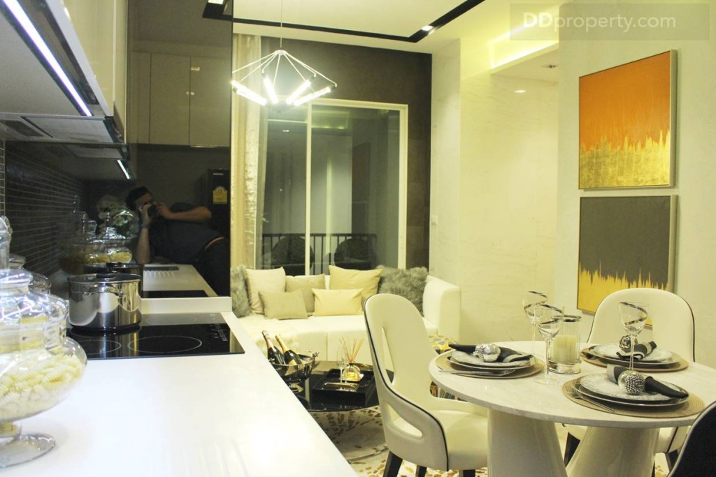 เฟอร์นิเจอร์ชุดครัวแบรนด์ Modernform หรือเทียบเท่า เป็นเคาน์เตอร์ท๊อปวัสดุหินสังเคราะห์ อ่างล้างจาน,เตาไฟฟ้า,เครื่องดูดควัน Franke หรือเทียบเท่า