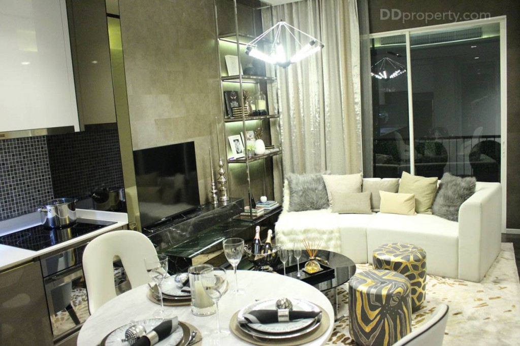 พื้นที่ของห้องครัวกับห้องนั่งเล่นกว้างขว้างพอสมควร โดยมีขนาดประมาณ 3 x 6 เมตร เมตร โดยประมาณ